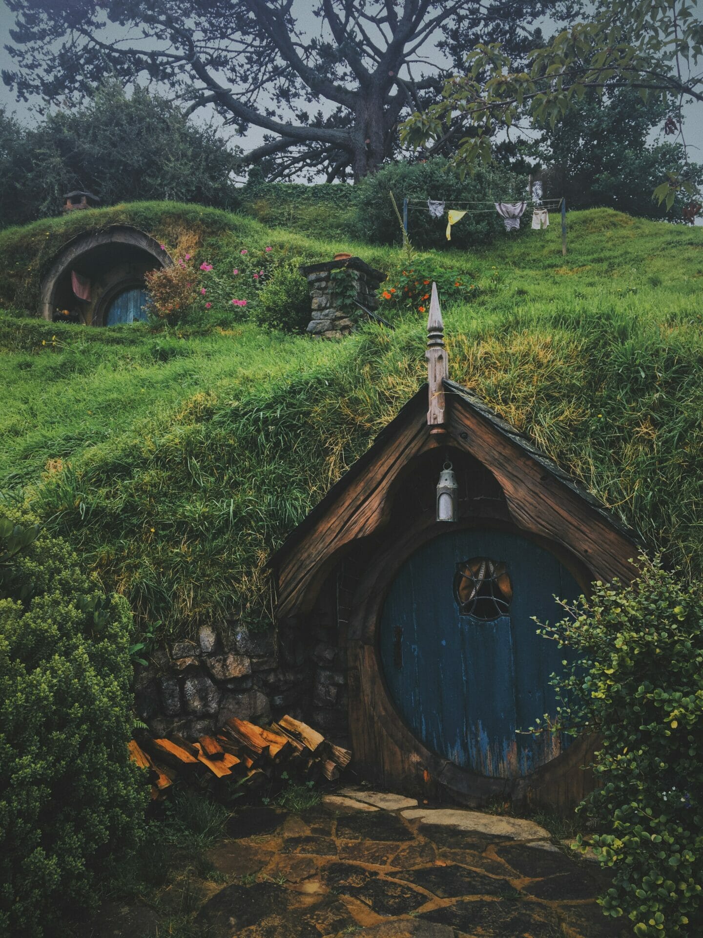 Met gras overdekte hobbit-woning in de Shire uit Lord of the Rings