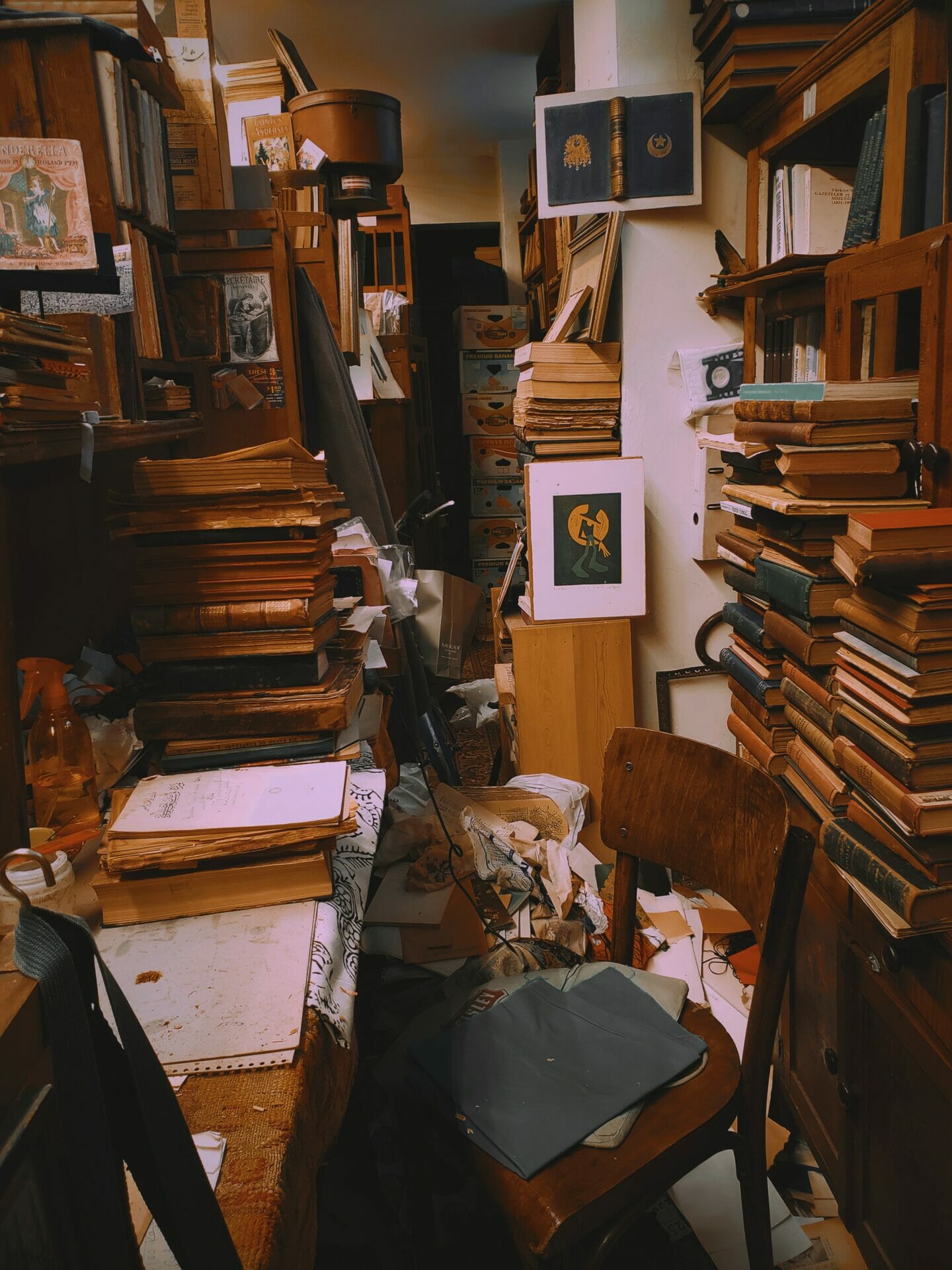 Een drukke kamer vol met antiquarische boeken